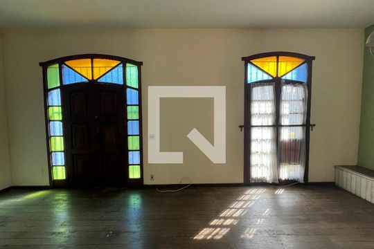 Sala de casa para alugar com 4 quartos, 214m² em São José, Belo Horizonte