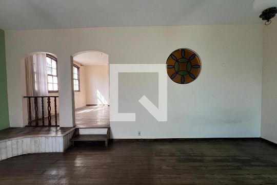 Sala de casa para alugar com 4 quartos, 214m² em São José, Belo Horizonte