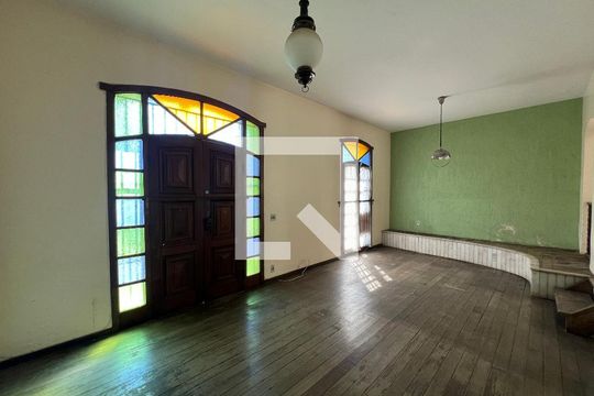 Sala de casa para alugar com 4 quartos, 214m² em São José, Belo Horizonte