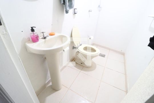 Banheiro Social 1 de casa para alugar com 3 quartos, 250m² em Morada da Colina, Uberlândia