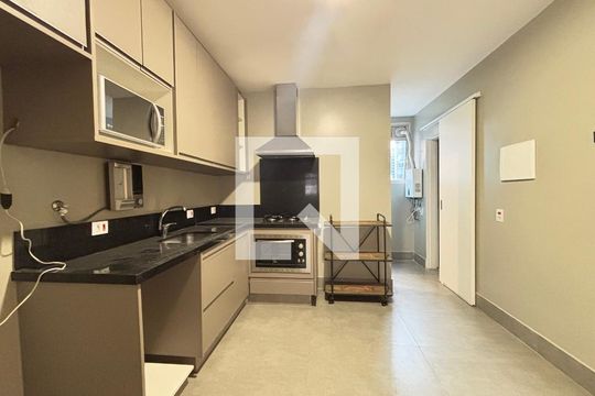 Cozinha de apartamento para alugar com 3 quartos, 98m² em Itaim Bibi, São Paulo