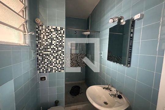 Banheiro de apartamento para alugar com 1 quarto, 78m² em Centro, São Vicente