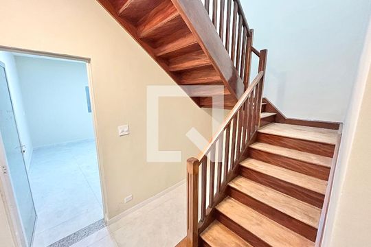 Escada de casa para alugar com 3 quartos, 140m² em Santana, São Paulo
