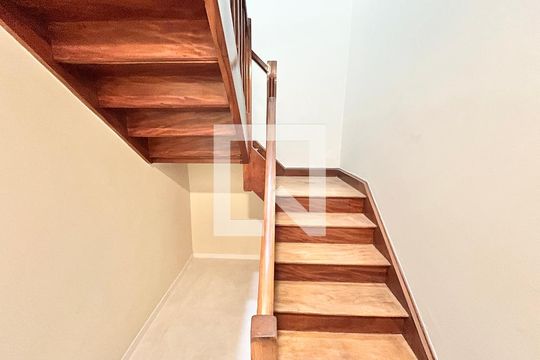 Escada de casa para alugar com 3 quartos, 140m² em Santana, São Paulo