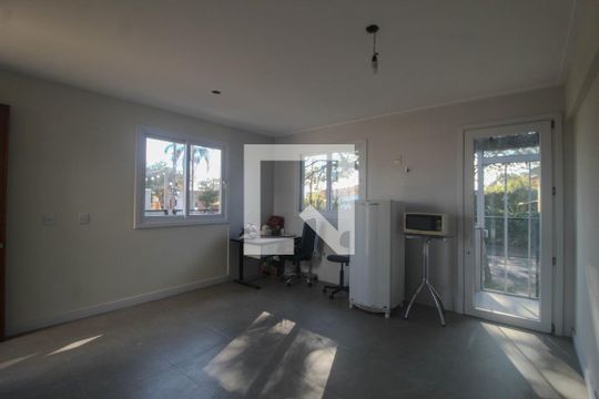 Sala de casa para alugar com 3 quartos, 70m² em Guarujá, Porto Alegre