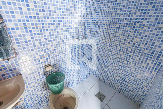 Banheiro de kitnet/studio para alugar com 1 quarto, 25m² em Planalto, Belo Horizonte