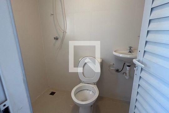 Banheiro - Servico de apartamento para alugar com 4 quartos, 150m² em Setor Bueno, Goiânia