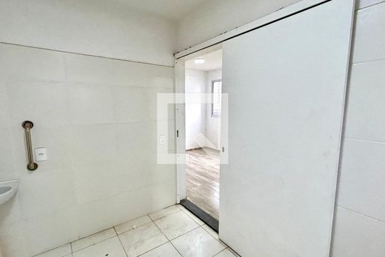 Banheiro de apartamento para alugar com 1 quarto, 44m² em Vila Nova Bonsucesso, Guarulhos