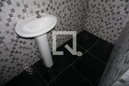 Banheiro de casa para alugar com 1 quarto, 60m² em Jardim Altos do Taboao, Embu das Artes