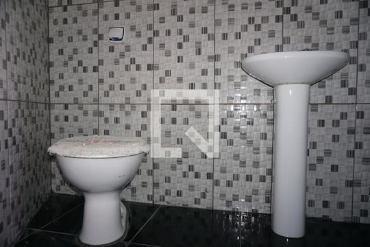 Banheiro de casa para alugar com 1 quarto, 60m² em Jardim Altos do Taboao, Embu das Artes