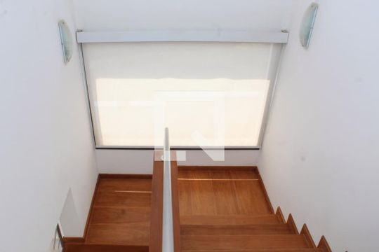 Escada de casa para alugar com 3 quartos, 260m² em Swiss Park, Campinas
