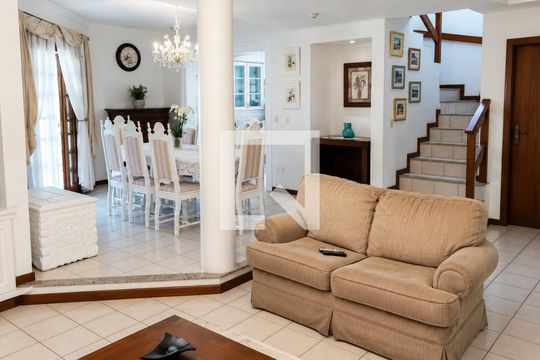 Sala de casa para alugar com 4 quartos, 320m² em Jurerê Internacional, Florianópolis