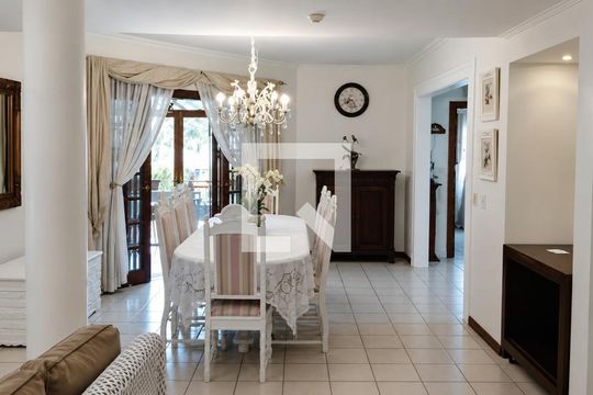 Sala de casa para alugar com 4 quartos, 320m² em Jurerê Internacional, Florianópolis
