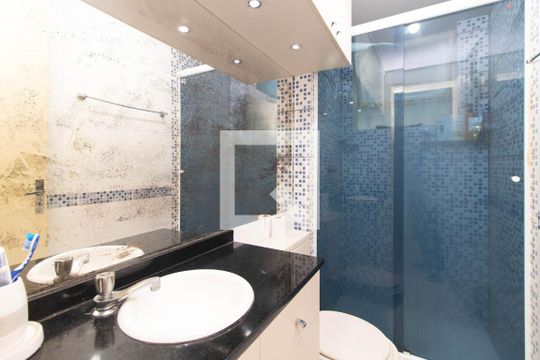 Banheiro de apartamento à venda com 1 quarto, 43m² em Santa Tereza, Porto Alegre