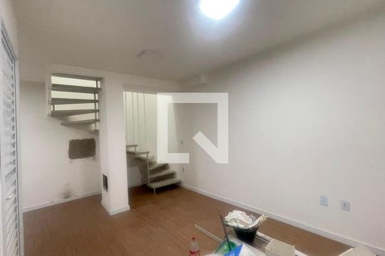 Sala de casa de condomínio para alugar com 2 quartos, 60m² em Jardim dos Pereiras (caucaia do Alto), Cotia