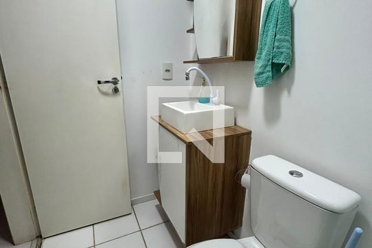 Banheiro de apartamento à venda com 2 quartos, 47m² em Cavalhada, Porto Alegre