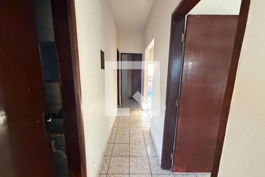 Corredor de casa para alugar com 3 quartos, 115m² em Santa Mônica, Uberlândia