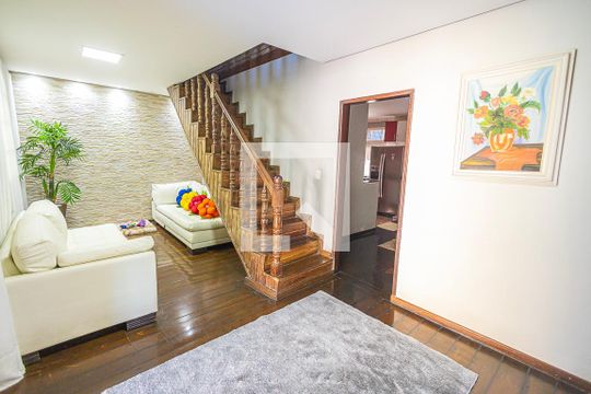 Casa à venda com 3 quartos, 360m² em Floramar, Belo Horizonte