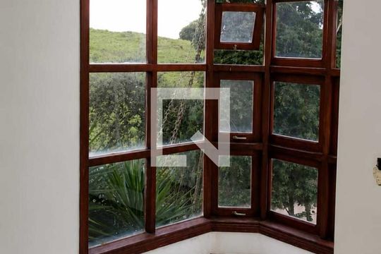 Sala de casa de condomínio para alugar com 2 quartos, 800m² em Chácaras Alpina, Valinhos