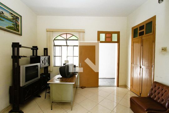 Sala de casa para alugar com 3 quartos, 120m² em Carlos Prates, Belo Horizonte