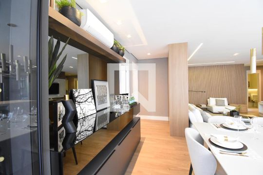 Sala e Cozinha de apartamento à venda com 2 quartos, 137m² em Centro, Curitiba