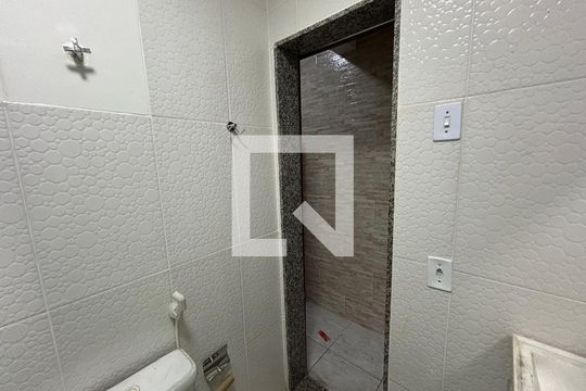 Banheiro de kitnet/studio para alugar com 1 quarto, 28m² em Cascadura, Rio de Janeiro