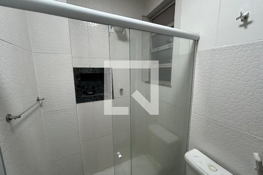 Banheiro de kitnet/studio para alugar com 1 quarto, 28m² em Cascadura, Rio de Janeiro