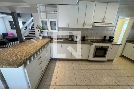Cozinha de casa para alugar com 3 quartos, 311m² em Jurerê, Florianópolis