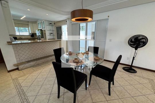 Sala de casa para alugar com 3 quartos, 311m² em Jurerê, Florianópolis