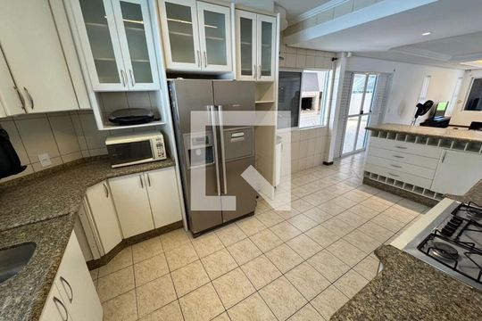 Cozinha de casa para alugar com 3 quartos, 311m² em Jurerê, Florianópolis