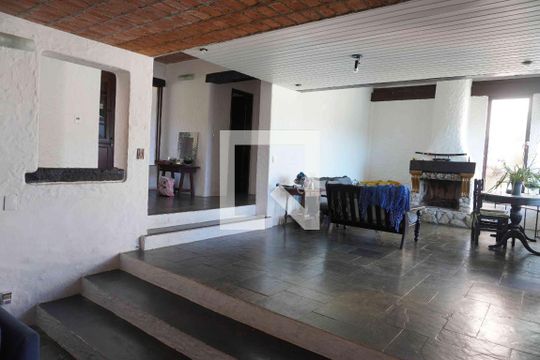 Sala de Estar de casa de condomínio à venda com 3 quartos, 500m² em Morada dos Pássaros, Barueri