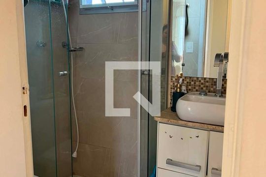 Banheiro de apartamento para alugar com 3 quartos, 62m² em Vila Mangalot, São Paulo