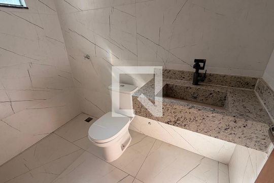 Banheiro da Suíte 1 de casa à venda com 3 quartos, 180m² em Moinho dos Ventos, Goiânia