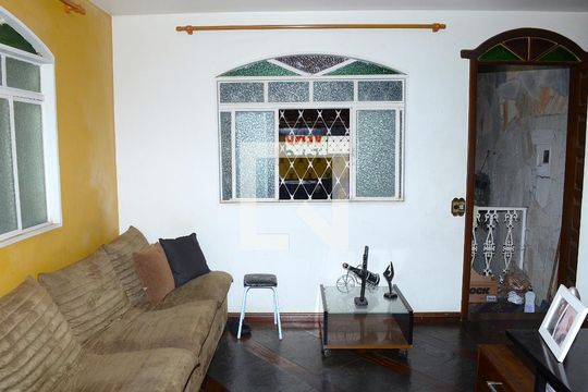 Sala de casa para alugar com 2 quartos, 148m² em São Gabriel, Belo Horizonte