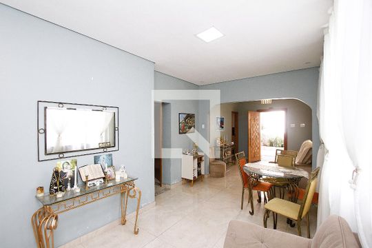 Sala de casa à venda com 3 quartos, 200m² em Carlos Prates, Belo Horizonte