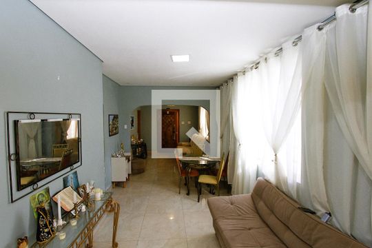 SALA de casa à venda com 3 quartos, 200m² em Carlos Prates, Belo Horizonte