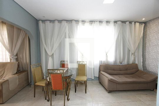 Sala de casa à venda com 3 quartos, 200m² em Carlos Prates, Belo Horizonte