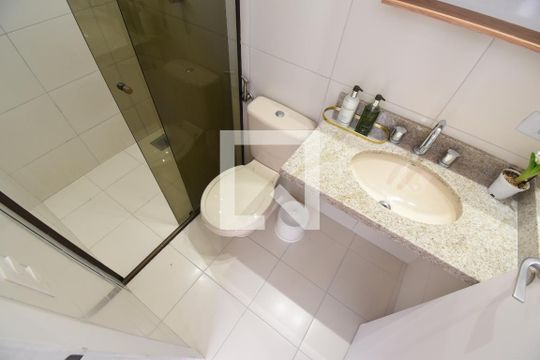 Banheiro da Suíte de casa de condomínio para alugar com 3 quartos, 114m² em Barreirinha, Curitiba