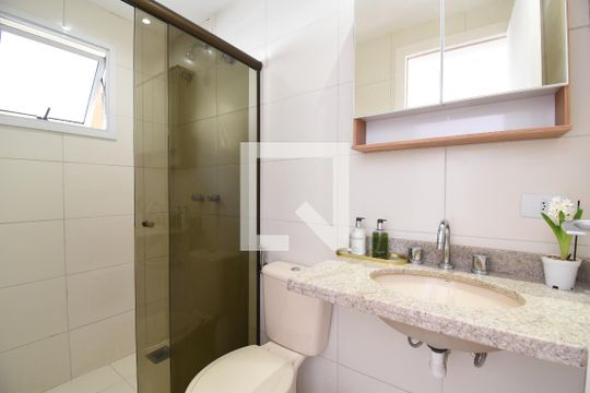 Banheiro da Suíte de casa de condomínio para alugar com 3 quartos, 114m² em Barreirinha, Curitiba