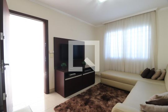 Sala de TV de casa para alugar com 6 quartos, 461m² em Santa Mônica, Uberlândia