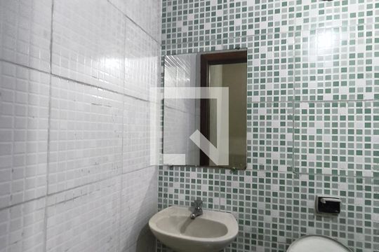 Banheiro de serviço de kitnet/studio para alugar com 1 quarto, 28m² em Suzana, Belo Horizonte