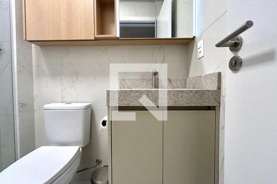 Banheiro de kitnet/studio para alugar com 1 quarto, 39m² em Saco dos Limões, Florianópolis