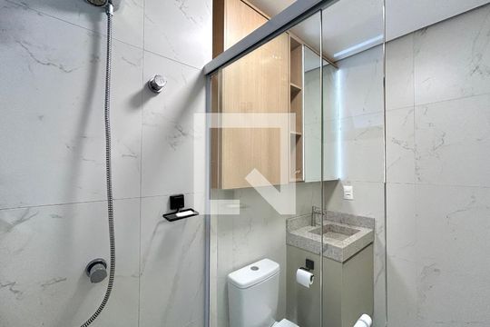 Banheiro de kitnet/studio para alugar com 1 quarto, 39m² em Saco dos Limões, Florianópolis