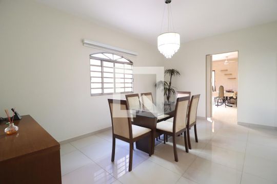 Sala de casa para alugar com 3 quartos, 312m² em Brasil, Uberlândia