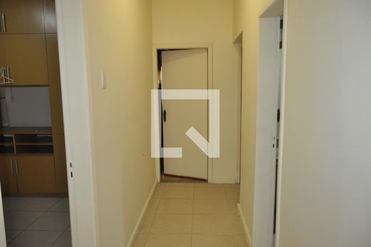 Corredor de apartamento para alugar com 3 quartos, 120m² em Riachuelo, Rio de Janeiro