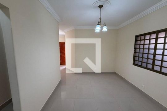 Sala de casa para alugar com 3 quartos, 230m² em Santa Mônica, Uberlândia