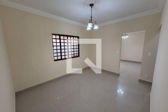 Sala de casa para alugar com 3 quartos, 230m² em Santa Mônica, Uberlândia