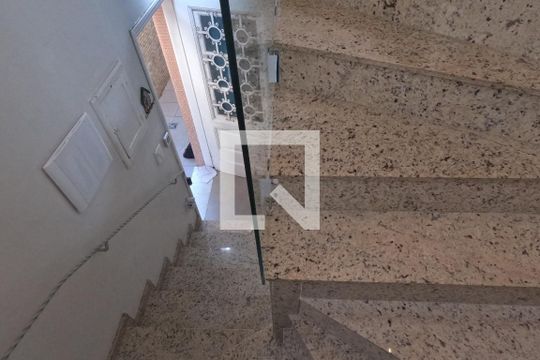 Escadas para o 2º Piso de casa para alugar com 2 quartos, 110m² em Gonzaga, Santos