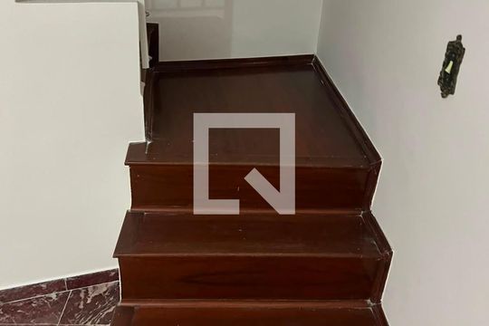 Escada de casa para alugar com 3 quartos, 120m² em Cursino, São Paulo