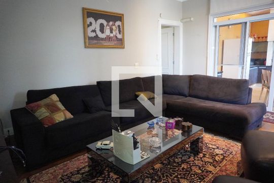 Sala de TV de casa de condomínio para alugar com 4 quartos, 450m² em Parque Sinai, Santana de Parnaíba